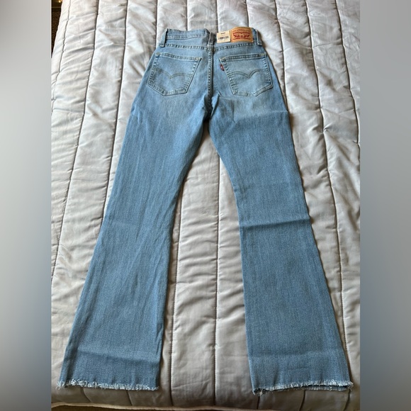 Levi’s Women’s 725 High Rise Bootcut Jeans - Picture 5 of 7
